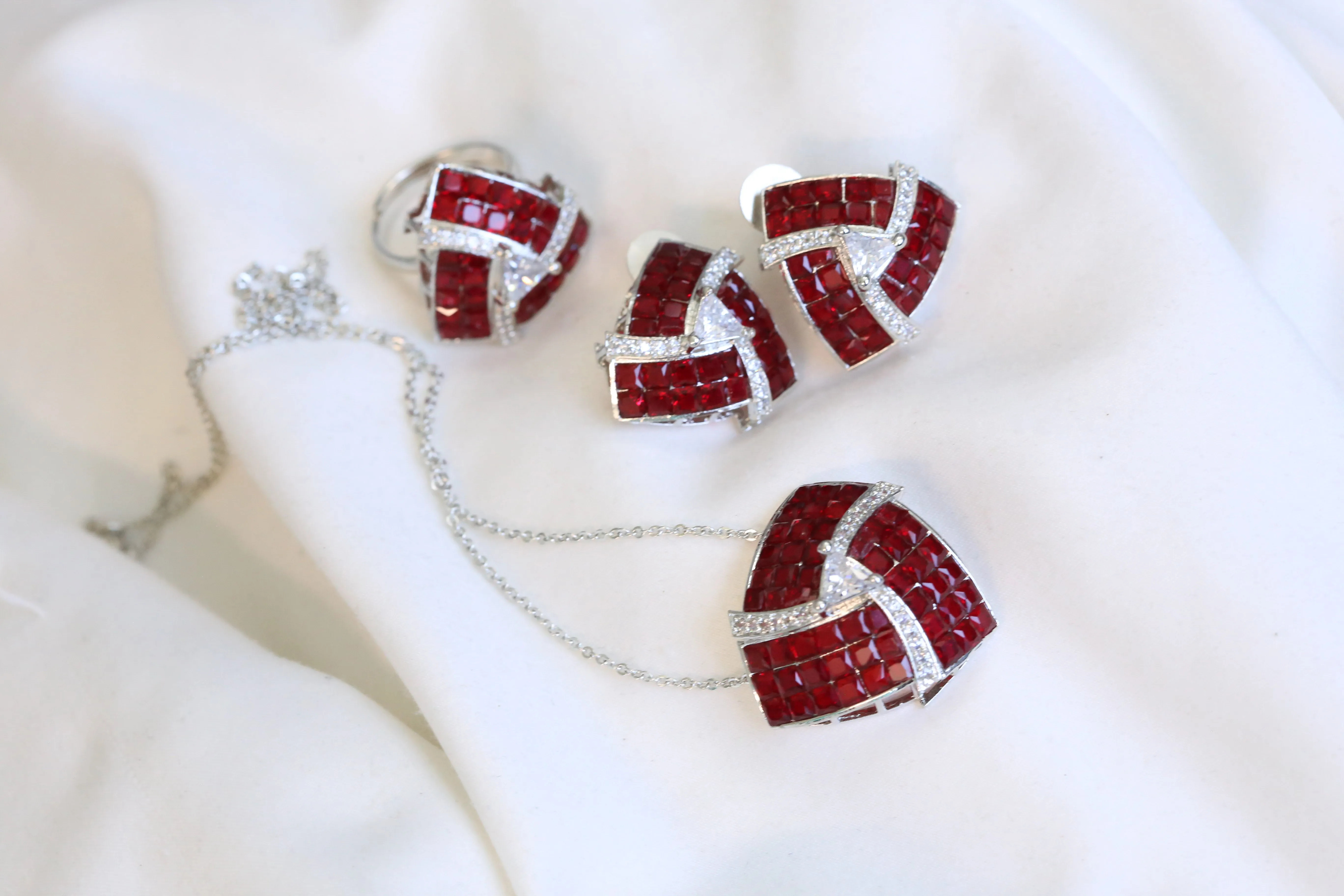 Invisible Stone Setting Necklace Set - Red